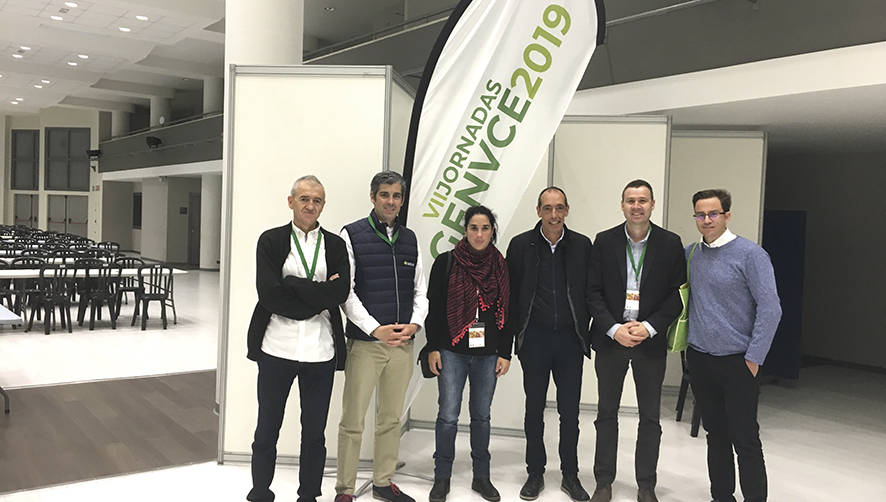 El responsable del Puerto de Baiona para Espa&ntilde;a, Joxan Madinabeitia (tercero por la derecha), junto a representantes de la empresa Garlan. Desde la izquierda: Jose Luis Fresno, director); Urko Ortiz, Secci&oacute;n Cereales); Nerea M&uacute;gica, Joxan Madinabeitia; Andr&eacute;s Garcia, Gerente; Carlos Bay&oacute;n, ingeniero agr&oacute;nomo K+S.