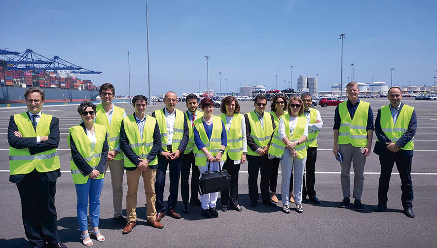 Los representantes de Anfac pudieron conocer de primera mano los nuevos accesos a las instalaciones existentes en el recinto valenciano para este tipo de tr&aacute;ficos.