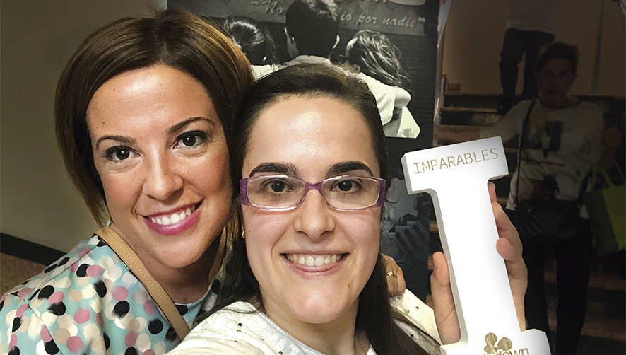 Rosa Garc&iacute;a, CEO de Grupo Salgar, junto a Ainhoa Cort&eacute;s, ganadora del premio &ldquo;Pasi&oacute;n del principiante&rdquo;, que trabaja en la recepci&oacute;n de Salgar.