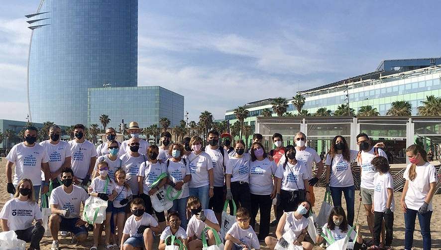 Empleados y familiares de&nbsp;Wallenius colaboran en la limpieza de la playa de Barcelona