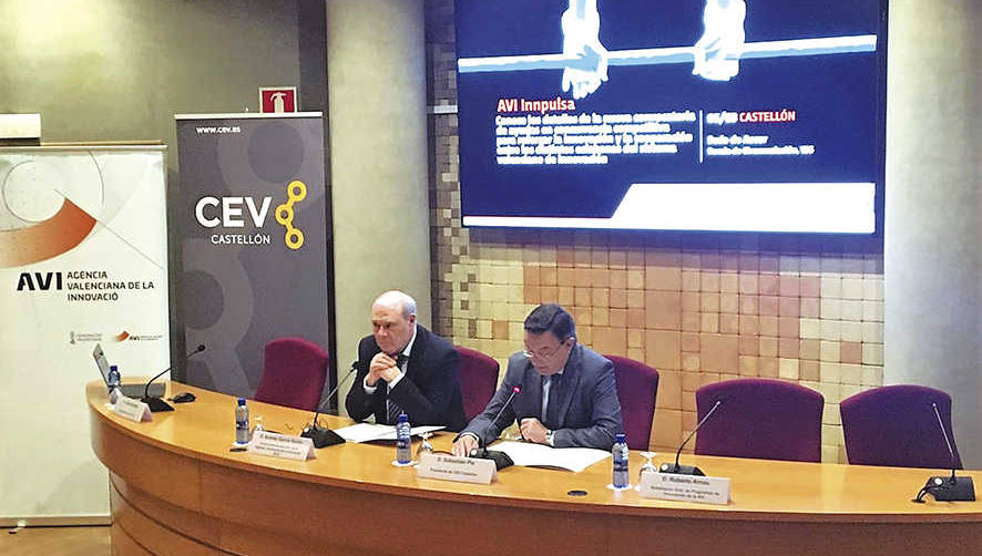 El vicepresidente ejecutivo de la AVI, Andr&eacute;s Garc&iacute;a Reche, y el presidente de la CEV en Castell&oacute;, Sebasti&aacute;n Pla, en la jornada celebrada ayer.