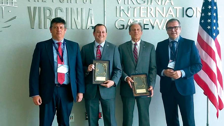 El presidente de Comport, Jos&eacute; Manuel Tejedor, y el presidente de la C&aacute;mara de Comercio del Campo de Gibralar, Carlos Fenoy, entregan sendas metopas del Puerto de Algeciras al presidente de la VMA, David White, y al vicepresidente del Puerto de Virginia, Russell J. Held.