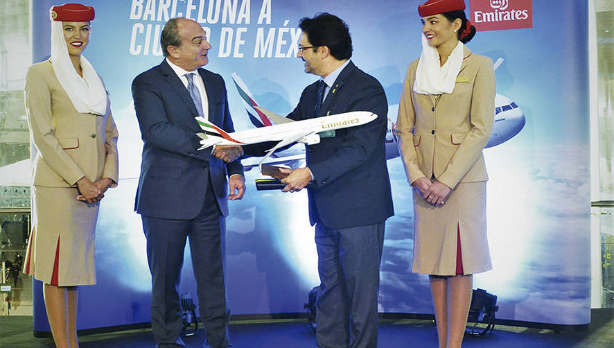 Thierry Aucoc, vicepresidente senior de operaciones comerciales de Emirates en Europa; e Isidre Gav&iacute;n, secretario de Infraestructuras y Movilidad de la Generalitat de Catalunya, en la inauguraci&oacute;n del nuevo vuelo EK255 de Emirates.