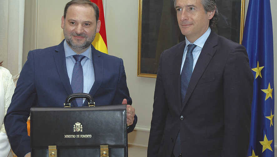 Jos&eacute; Luis &Aacute;balos, ministro de Fomento, recoge la cartera de Fomento de manos del anterior ministro &Iacute;&ntilde;igo de la Serna.