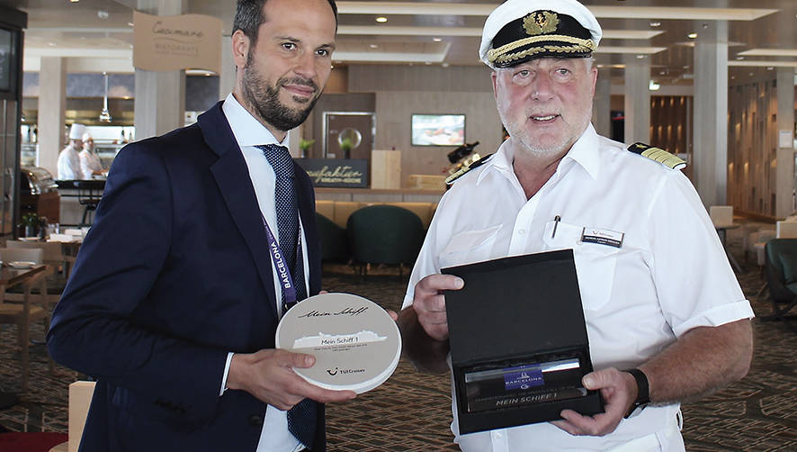 Javier Rodr&iacute;guez S&aacute;nchez, General Manager de Creuers del Port de Barcelona y Andreas Greulich, Capit&aacute;n del Mein Schiff 1. Foto JC Sarmentero.