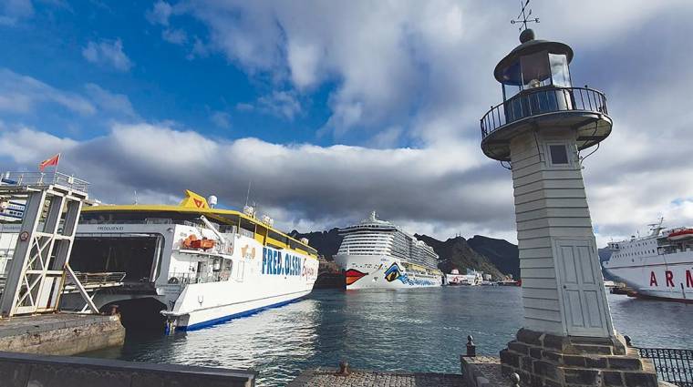 Puertos de Tenerife registraron hasta abril el movimiento de 2,5 millones de pasajeros y 540.665 vehículos asociados a los pasajeros. Foto Juan Pedro Morales.