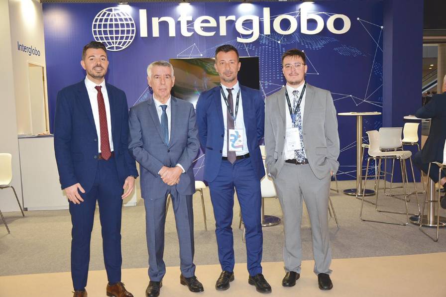 Carlos Giménez, comercial de Exportación; José Fuentes, dirección; Antonio Escorihuela, director Comercial y Federico Brasesco, comercial de Exportación de Interglobo en su stand de Cevisama. Foto J.C.P.