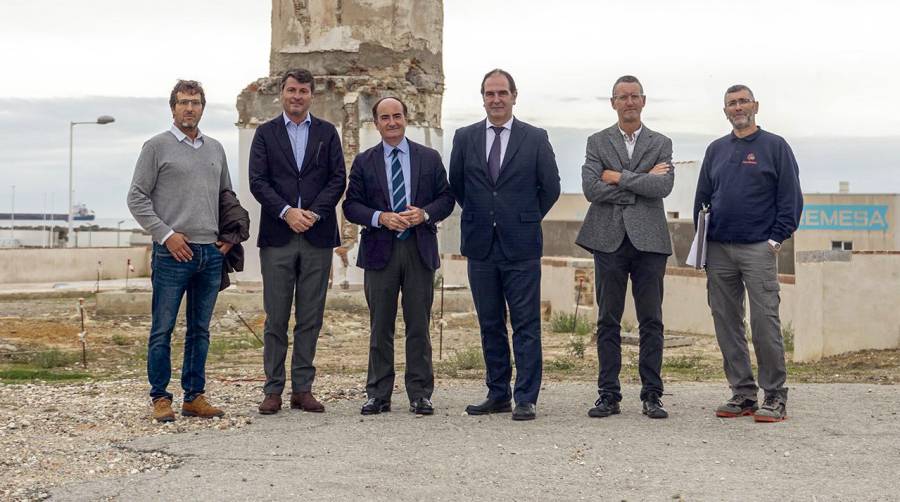 César Pérez, delegado en Cádiz de Sardalla y jefe de obra; Gustavo Meleiro, administrador de Sardalla Española; Gerardo Landaluce, presidente de la APBA; Juan A. Patrón, jefe del área de Desarrollo Sostenible de la APBA; José Ramón Rodríguez, arquitecto del Área de Desarrollo Sostenible de la APBA; y Jesús M. Silva, encargado de la obra.