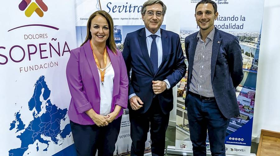 Rafael Carmona, presidente de la AP de Sevilla (en el centro de la imagen), fue el encargado de inaugurar la jornada.