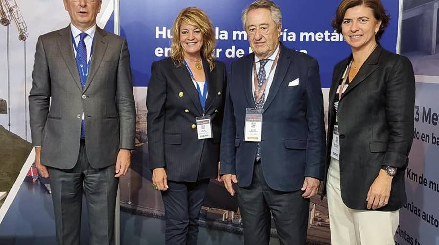 La delegación del Puerto de Huelva, encabezada por Pilar Miranda (en el centro), en su stand.