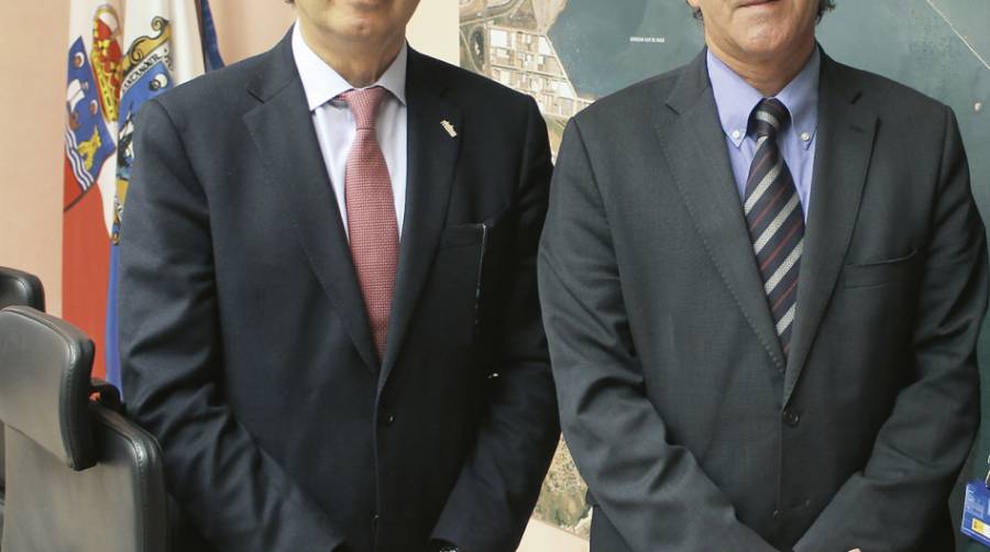 Jaime Gonz&aacute;lez L&oacute;pez y Francisco Mart&iacute;n Gallego, presidentes saliente y entrante, respectivamente, de la Autoridad Portuaria de Santander. Foto J.P.