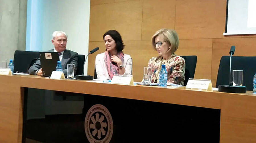 F&aacute;tima Zayed, gerente de Servicios Log&iacute;sticos de Valenciaport (en el centro), durante su intervenci&oacute;n en la jornada.