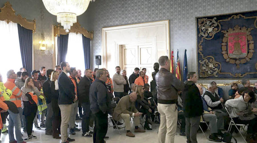 Trabajadores del puerto de Alicante presentes en el pleno del pasado jueves.