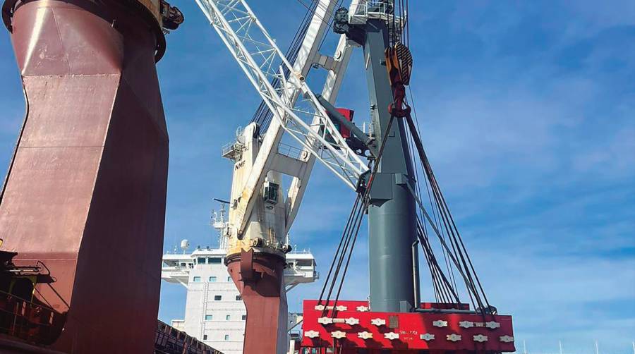 Momento de la descarga de la grúa procedente de Castellón en los muelles del Puerto de Alicante.