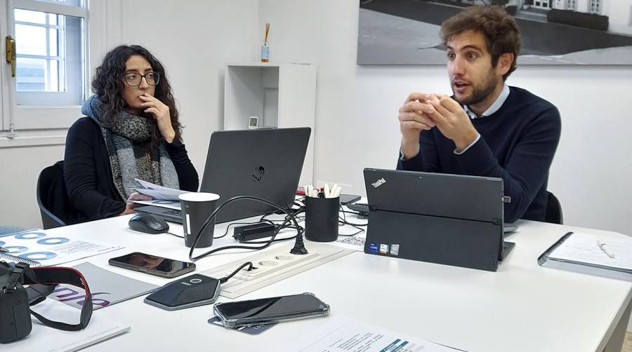 Celia Dubal, responsable de comunicación de Triangle REM, y Jesús Fajardo, general manager de Triangle REM, en la rueda de prensa que ha tenido lugar en la sede de la empresa, en Riba-roja. Foto: Arturo García.