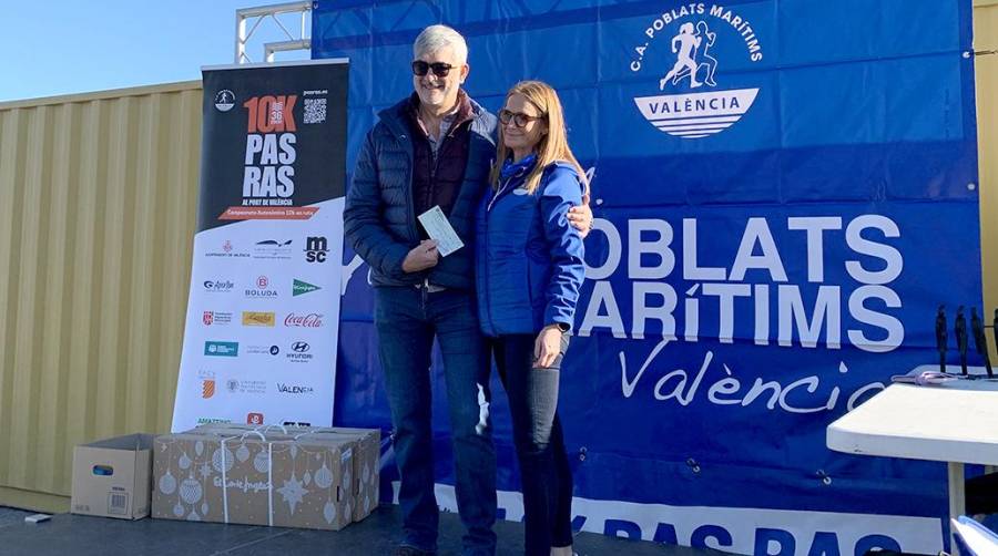 Paco Prado, presidente de Aportem, recibe la aportación solidaria recogida de los participantes del 36 Pas Ras, de la mano de Elvira Bioque, presidenta del CA Poblats Maritims, organizadores de la prueba.