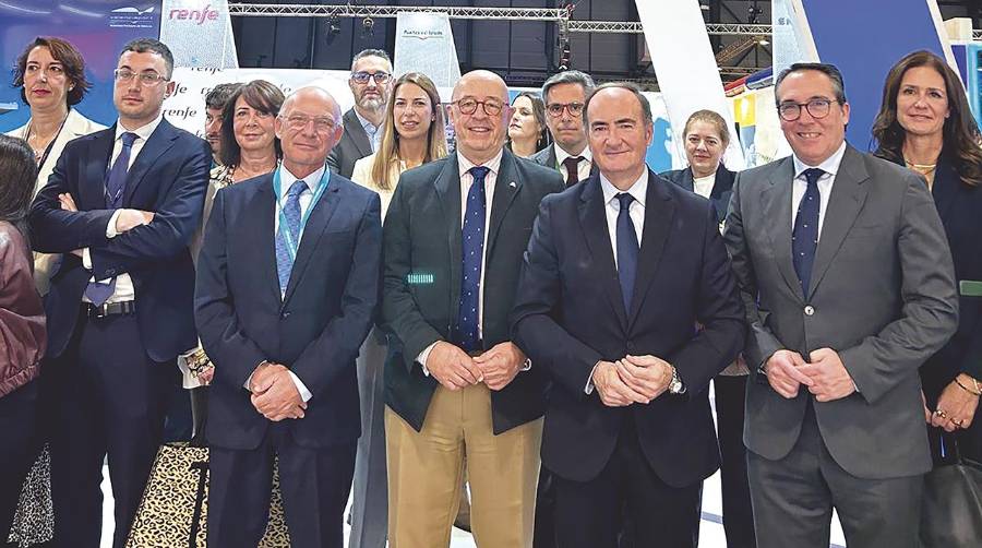 Rubén Ibáñez (derecha) en el stand de Puertos del Estado junto a otros presidentes de autoridades portuarias.