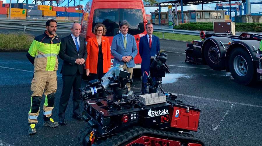 La AP de Bilbao entrega un robot multifunción a los Bomberos de Bizkaia