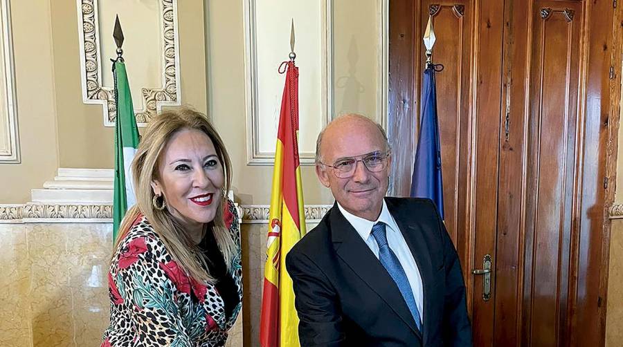 La consejera de Economía, Hacienda y Fondos Europeos y presidenta de Málaga TechPark, Carolina España junto al presidente de la Autoridad Portuaria de Málaga, Carlos Rubio.