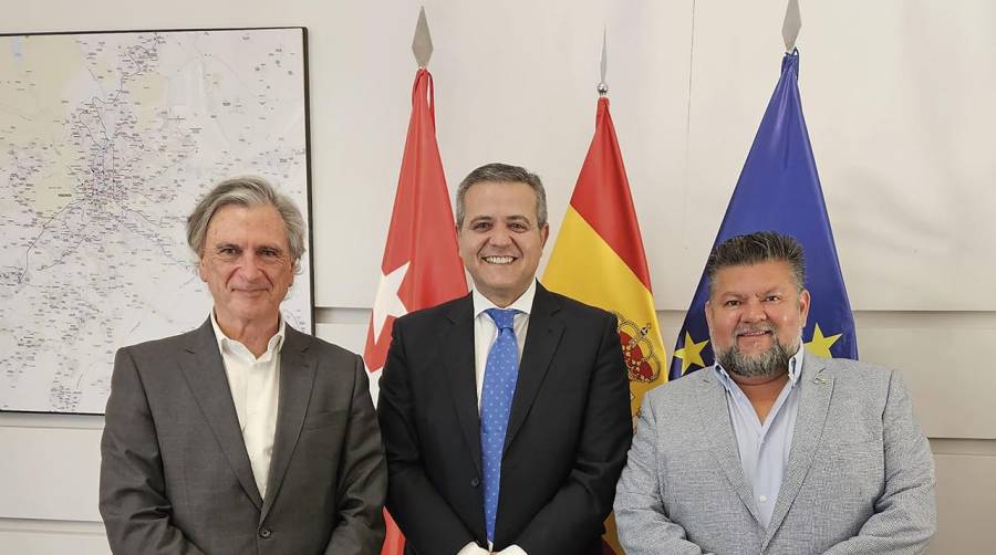 El Consejero de Vivienda, Transportes e Infraestructuras de la Comunidad de Madrid, Jorge Rodrigo (en el centro), se ha reunido con Moisés Solís, Presidente de ALACAT (Federación de Asociaciones Nacionales de Agentes de Carga y Operadores Logísticos Internacionales de América Latina y el Caribe) y Jesús Cuellar, Presidente de Foro MADCargo.