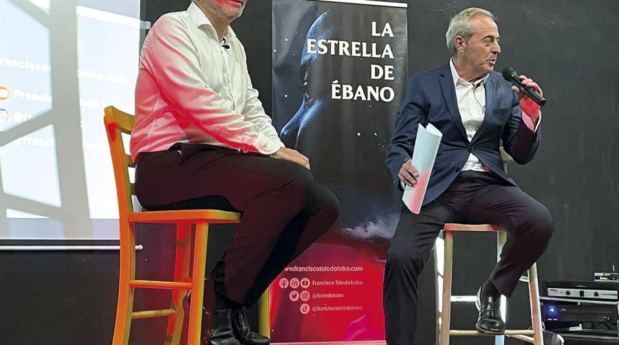 Francisco Toledo llena “La Bohemia” en la presentación de su novela “La estrella de ébano”