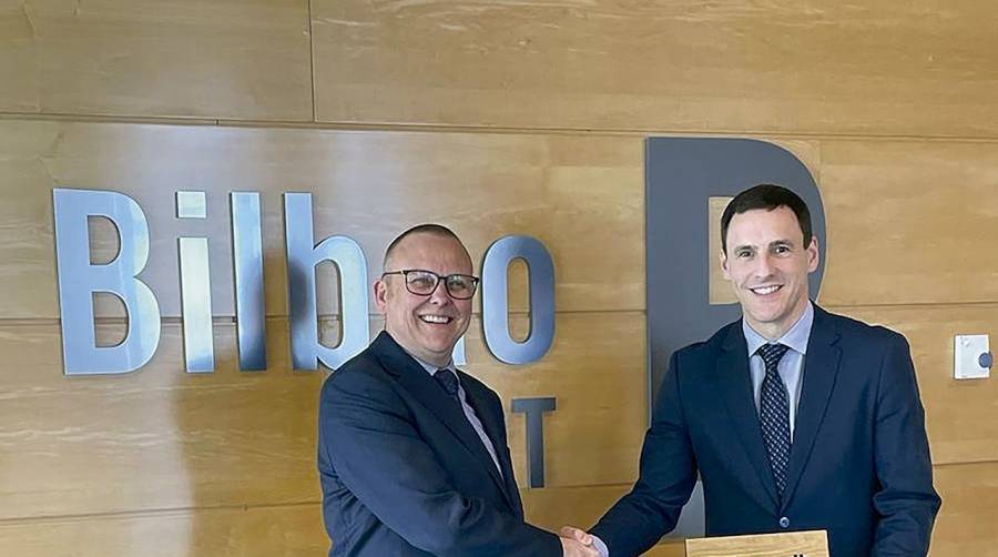 El acuerdo ha sido ratificado por el Business Development manager de Portsmouth International Port, Ian Palacio, y el director de Operaciones, Comercial, Logística y Estrategia de la Autoridad Portuaria de Bilbao, Andima Ormaetxe.