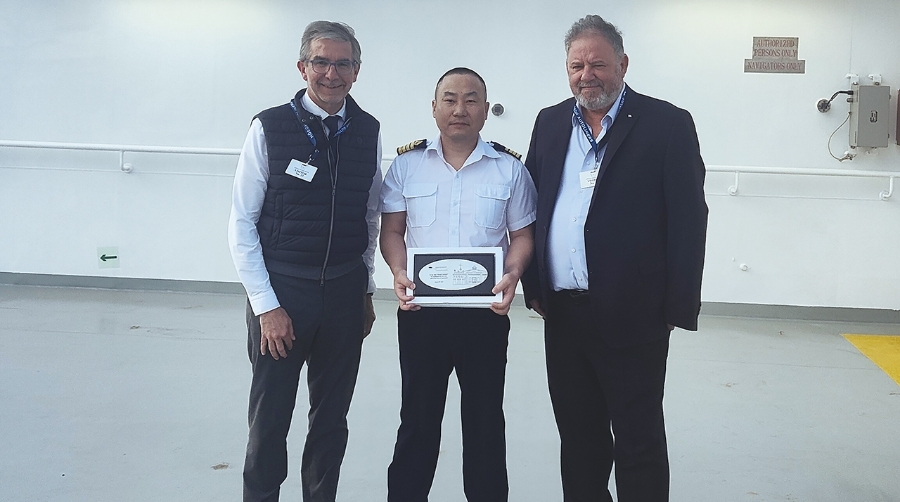 César Díaz, quiso dar la bienvenida al capitán del buque, Ding Chuan Liang, entregándole, junto al director en España de Höegh Autoliners, Iñaki Echeverría, una metopa conmemorativa.