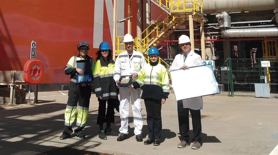 Avelino Núñez, director de explotación de Saggas; Teresa García-Ibarra, jefa de ro-ro y SSS de la Autoridad Portuaria de Valencia; Ivica Bozic, capitán del buque Hellas Athina; Mar Chao, presidenta de la Autoridad Portuaria de Valencia; y Santiago Álvarez, director general de Saggas.