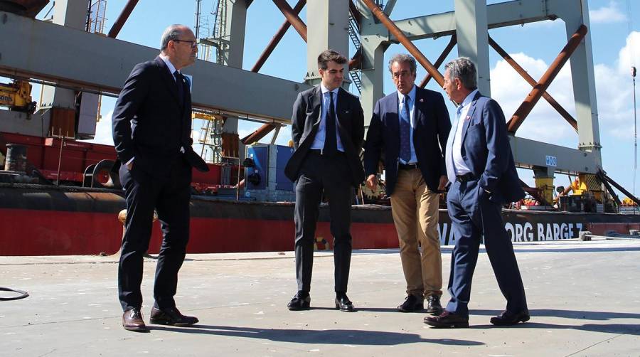 La terminal de Boluda en Santander toma forma con la llegada de sus grúas