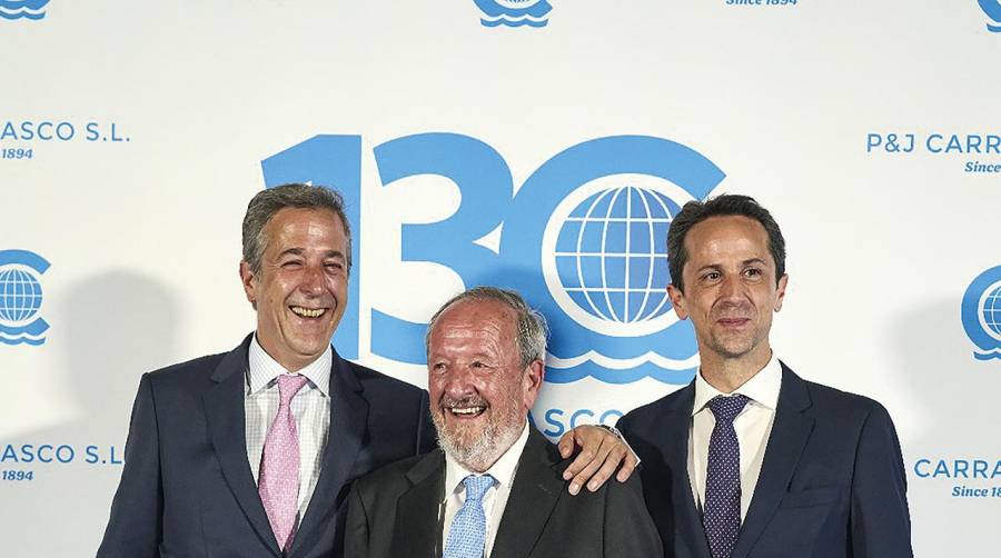 Julio Carrasco Valdés en el centro de la imagen con sus dos hijos, a la izquierda Iago Carrasco y derecha Dámaso Carrasco.