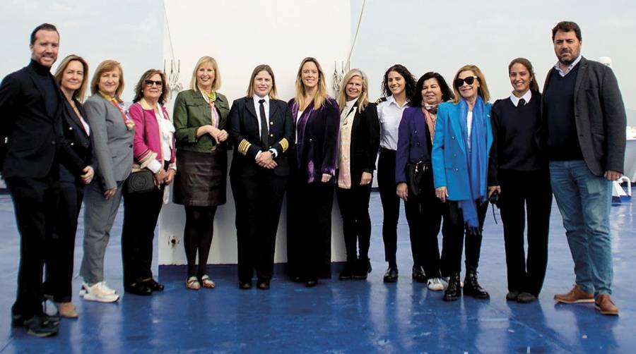 De izquierda a derecha: Carlos Cotoner; Carmen García, directora de Marketing de Trasmed; Isabel Villamayor y Cati Llorente, representantes de BPW Madrid; Paz Martín, presidenta del Comité Permanente de Negocio, Comercio y Tecnología de BPW International (International Federation of Business and Professional Women) y BPW Madrid; Carmen Santón, capitana del Ciudad de Palma; Jana Peiró, directora de Pasaje de Trasmed; Ana Abella, miembro de BPW Madrid; Blanca Díaz-Pache de Besa, segunda oficial del buque; Cristina Cubeiro y Mª Luisa San José, de BPW Madrid, junto a Regina Palaus, primera oficial del Ciudad de Palma y Toni Gómez, miembro de Trasmed.