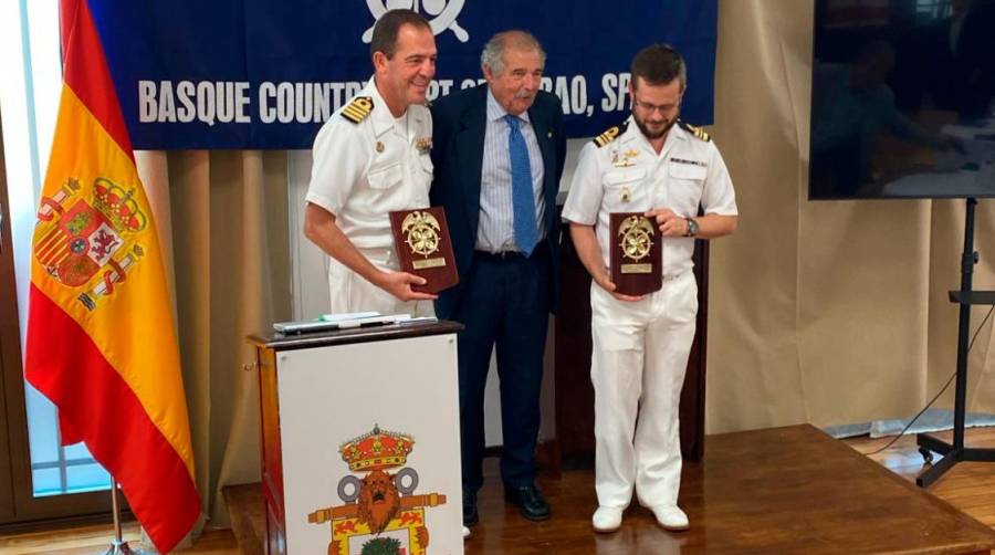 El presidente del Propeller Club del País Vasco-Port of Bilbao, José Luis Grijalvo, hizo entrega de sendas metopas a Damián Niebla, capitán de corbeta y comandante del submarino de la Armada “Narciso Monturiol” (S-82) y al comandante naval de Bilbao, Tomás García-Figuera (derecha).