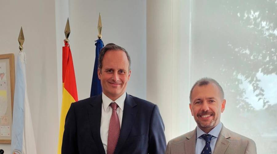 El presidente de la Autoridad Portuaria de Vigo, Carlos Botana (izquierda), y el cónsul general de Uruguay en Galicia, Ramiro Rodríguez.