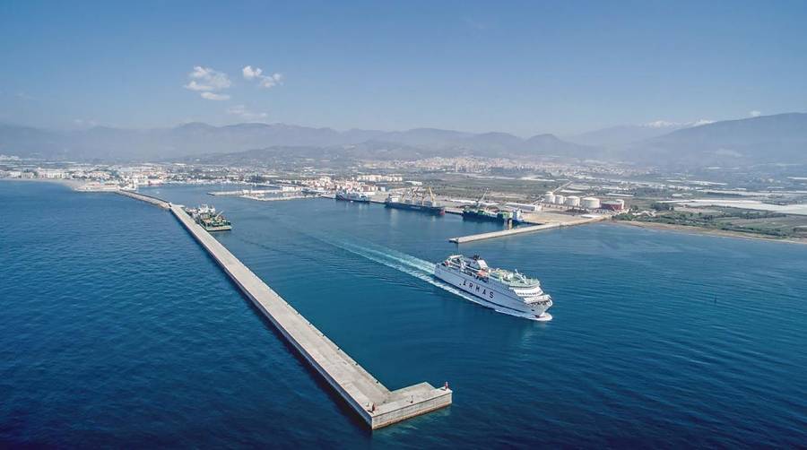 Las conexiones marítimas se llevarán a cabo por el ferry “Volcán de Timanfaya”.