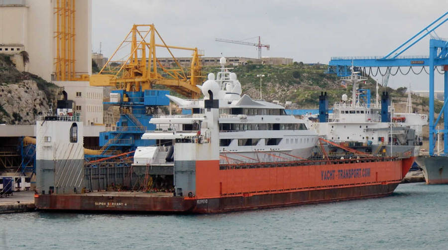 El &quot;S&uacute;per Sevant 4&quot; descarga en Cartagena el yate &quot;Neom&quot;