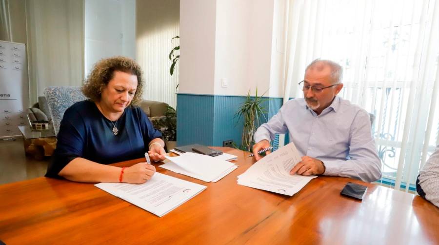 Momento de la firma del convenio por parte de Masol en las instalaciones de la AP de Cartagena.