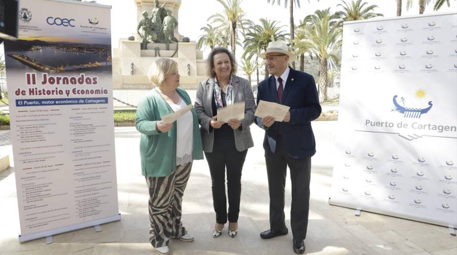 Ana Correa, presidenta de CROEC; Yolanda Muñoz, presidenta del Puerto de Cartagena; y Pedro Negroles, presidente de la Real Sociedad Económica de Amigos del País de Cartagena.