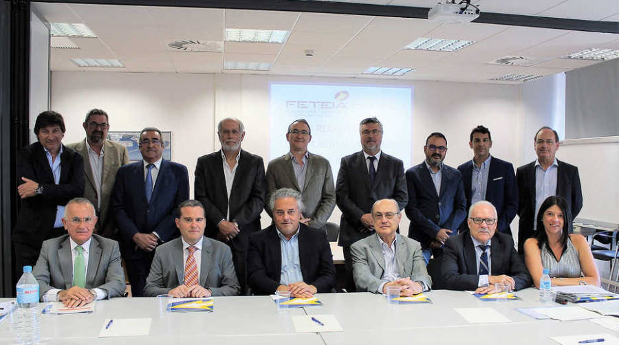 Los participantes en el comit&eacute; ejecutivo celebrado ayer por FETEIA en Barcelona. De pie, de izquierda a derecha: Josep Salvat (presidente de la Comisi&oacute;n Terrestre de FETEIA), Juan Luis G&oacute;mez (presidente de ATEIA C&aacute;diz), Emilio Sanz (presidente de ATEIA Barcelona y vicepresidente de FETEIA), Antoni Nadal (presidente de ATEIA Girona), Carlos Arauz (presidente de ATEIA Madrid y vicepresidente de FETEIA), Juan Mari Ruiz (presidente de la Comisi&oacute;n de Aduanas de FETEIA), Jos&eacute; M. Gonz&aacute;lez (vicepresidente ejecutivo de la Comisi&oacute;n de Aduanas de FETEIA), Ra&uacute;l Bernal (presidente de ATEIA Bah&iacute;a de Algeciras) y Juan Aguilar (presidente de ATEIA Tarragona). Sentados (de izquierda a derecha): Ces&aacute;reo Fern&aacute;ndez (secretario c&eacute;cnico de FETEIA), Aitor Artaza (presidente ATEIA Bizkaia), Enric Tic&oacute; (presidente de FETEIA), Manuel M. Vicens (Secretario General de FETEIA), Luis Rosa (presidente ATEIA Valencia) y Blanca Guitart (directora de FETEIA). Foto: Jos&eacute; M. Rojas.