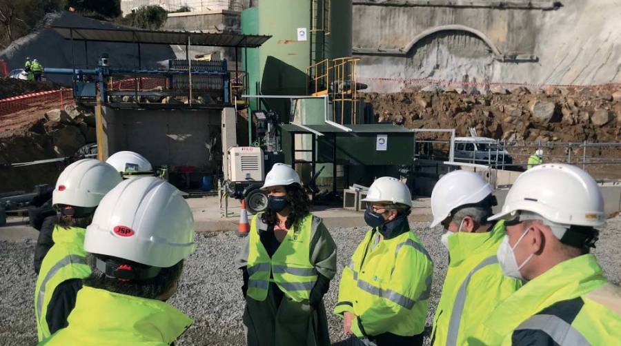 La zona de trabajo del emboquille de A Gra&ntilde;a, en una reciente visita de la conselleira do Mar, Rosa Quintana.