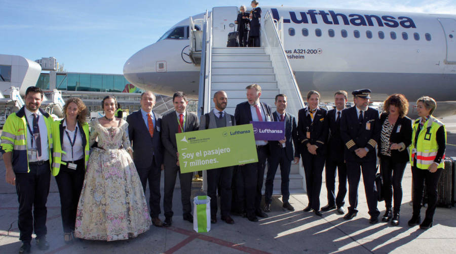 El pasajero aterriz&oacute; ayer por la ma&ntilde;ana a bordo de un vuelo de Lufthansa procedente de Frankfurt. Fue recibido por el director del Aeropuerto, Joaqu&iacute;n Rodr&iacute;guez; director de Turismo Valencia, Antonio Bernab&eacute;; y el director comercial de Lufthansa Group para Espa&ntilde;a, Alfonso Rodr&iacute;guez.