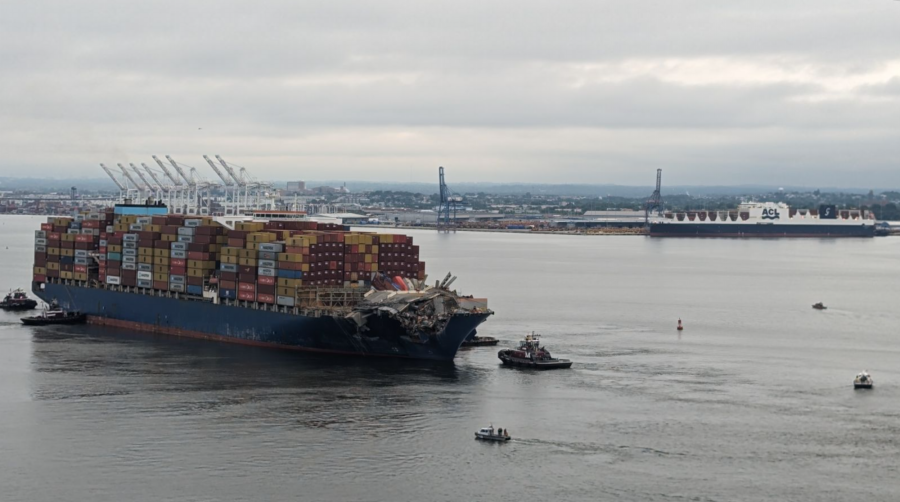 Un momento de la operativa del traslado del buque “Dali” durante la jornada de ayer a una de las terminales del Puerto de Baltimore.