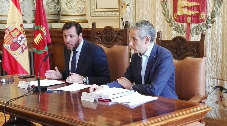 El ministro de Transporte, Óscar Puente, y el nuevo subsecretario de Transportes y Movilidad Sostenible, Rafael Guerra, durante una rueda de prensa en el Ayuntamiento de Valladolid en 2015.