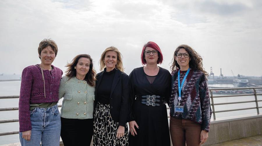 De izquierda a derecha: Gemma Peñalver, directora de Obra; Ana Arévalo, energy transition manager; Míriam Alaminos, subdirectora general i responsable de Economía Financiera; Debora Martín, responsable de Proyectos de Infraestructuras TIC; y María Martínez, técnica de Supervisión y Control de Obras y Servicios, de Port de Barcelona.