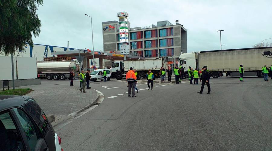 Grupos informativos de Plataforma Nacional en el acceso al Puerto de Barcelona. Foto: D.M.V.