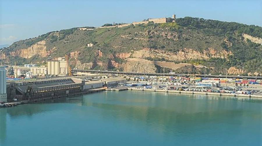 Vista panorámica del muelle Contradique Norte y el muelle Costa.