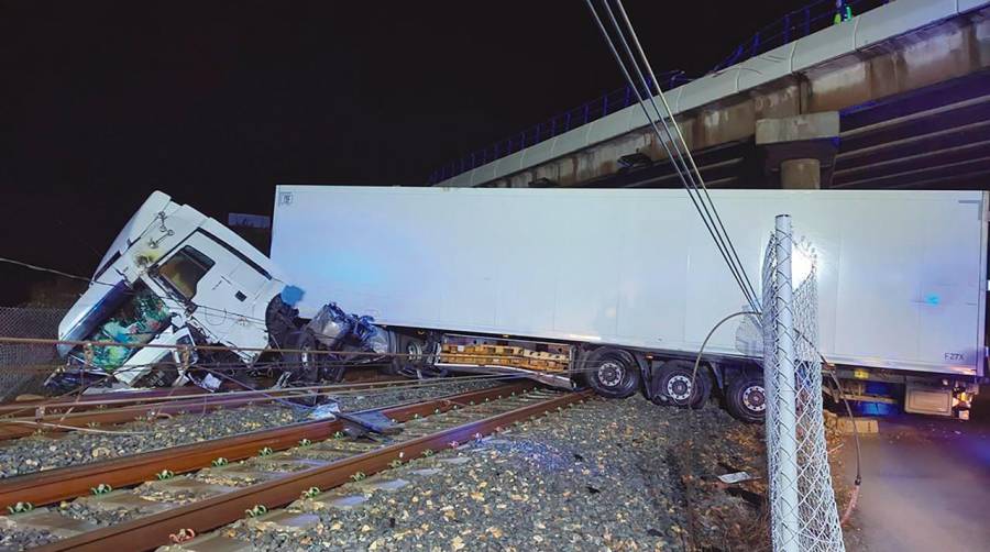 Camión sobre las vías del tren a la altura de Borriana.