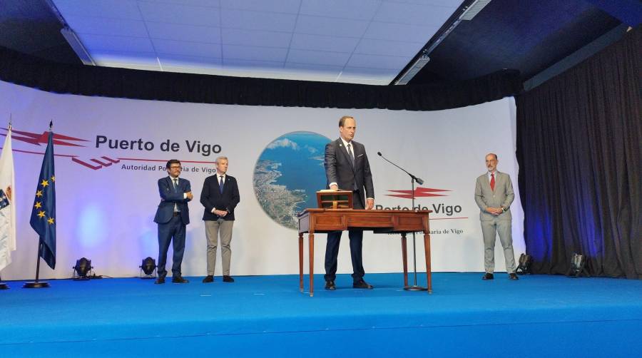 Carlos Botana Lagarón nació en Vigo en 1972 y es licenciado en Ciencias del Mar por la Universidad de Vigo.