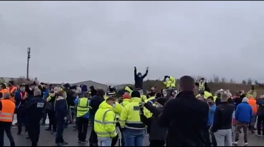 Los conductores atrapados en Dover bloquean el acceso al puerto para exigir la vuelta a casa,