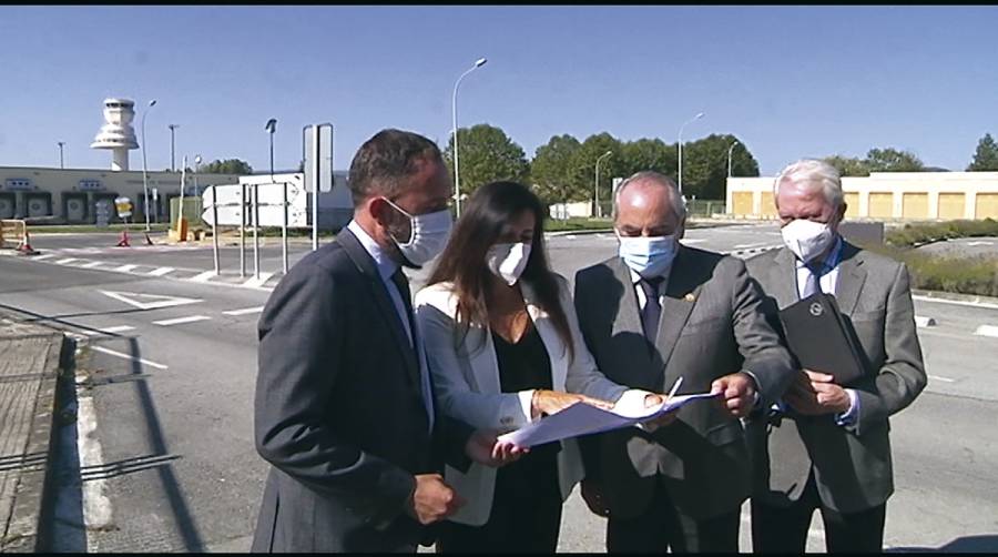 I&ntilde;aki Arriola (segundo por la derecha), con la directora del Aeropuerto de Foronda, Bego&ntilde;a Llarena.