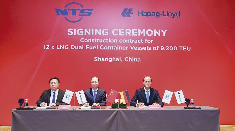 Yuan Heng (vicepresidente de NTS), Liu Haijin (CEO de NTS) y Maximilian Rothkopf (COO de Hapag-Lloyd).